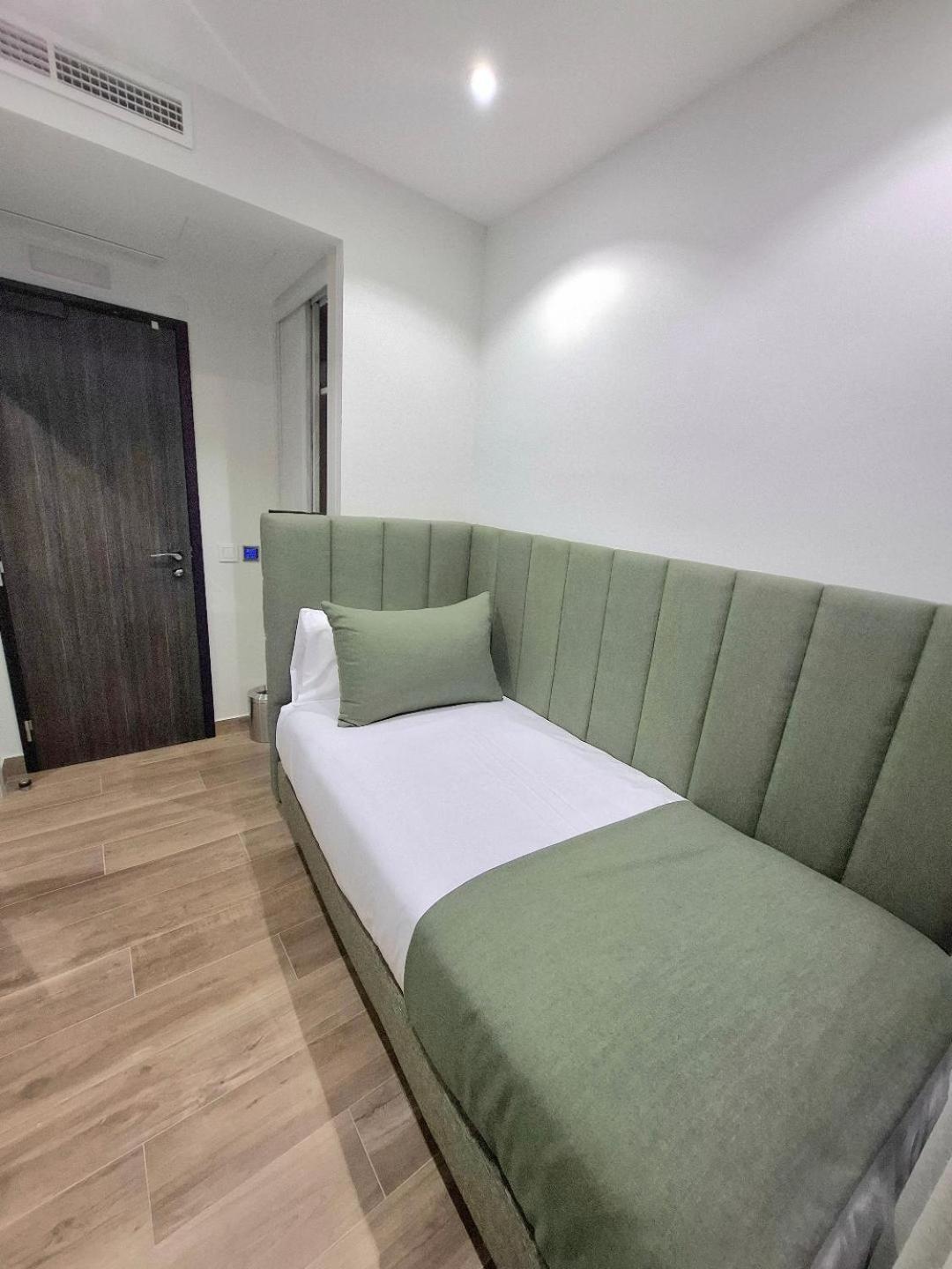 Hostal San Blas Madrid Bagian luar foto